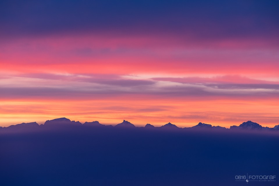 Blick von der Wasserflue bei Sonnenaufgang Richtung Alpen
