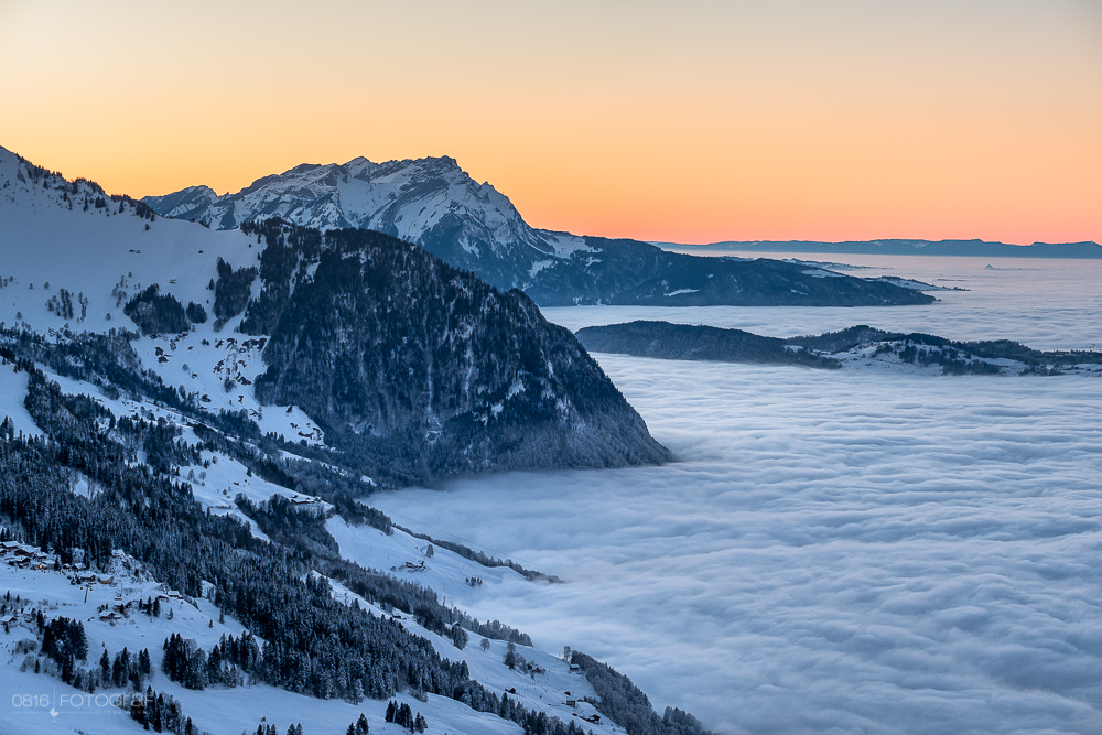 Niederbauen, Zentralschweiz, Winter, Winterlandschaft, Landschaftsfotografie, Sonnenuntergang, Sunrise, Nebelmeer, Fujifilm, Fuji X-Pro2, Alpen, Bergsicht, Pilatus, Landschaftsfotograf, Landscape, Swiss Landscape, Schweiz, Nidwalden, Vierwaldstättersee, Nebel