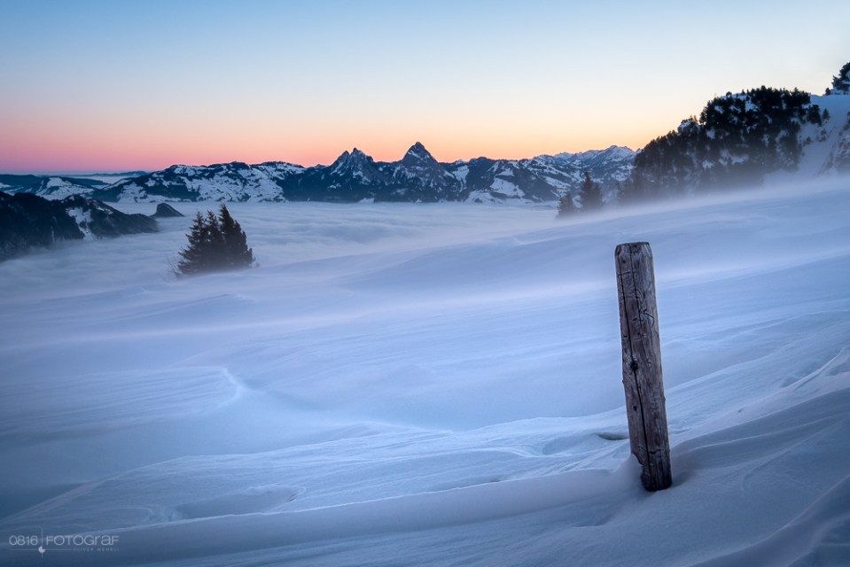 Niederbauen, Zentralschweiz, Winter, Winterlandschaft, Landschaftsfotografie, Sonnenaufgang, Sunrise, Nebelmeer, Fujifilm, Fuji X-Pro2, Alpen, Bergsicht, Mythen, Wintermorgen, Landschaftsfotograf, Landscape, Swiss Landscape, Schweiz, Nidwalden, Vierwaldstättersee, Nebel