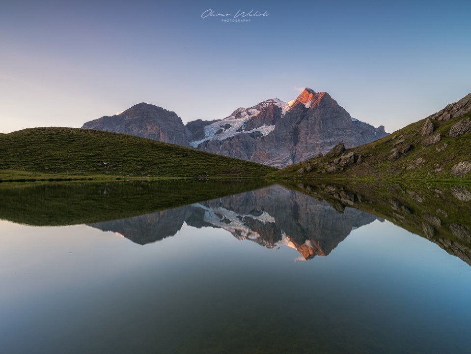 sonnenaufgang, bergsee, berner oberland, wetterhorn, spiegelung, hornseeli, hornsee, grindelwald, bergsee grindelwald, bergsee schweiz, fujifilm gfx, gfx 50s, landschaftsfotografie bergsee, mountain lake switzerland, swiss mountain lake, sunrise, landschaftsfoto bergsee, berge, bergfotografie, wetterhorn foto, wetterhorn spiegelung, reflections, gfx landscape photography