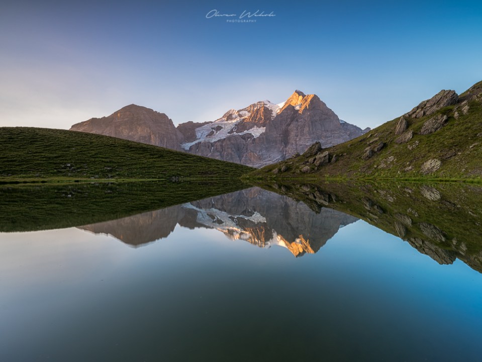 sonnenaufgang, bergsee, berner oberland, wetterhorn, spiegelung, hornseeli, hornsee, grindelwald, bergsee grindelwald, bergsee schweiz, fujifilm gfx, gfx 50s, landschaftsfotografie bergsee, mountain lake switzerland, swiss mountain lake, sunrise, landschaftsfoto bergsee, berge, bergfotografie, wetterhorn foto, wetterhorn spiegelung